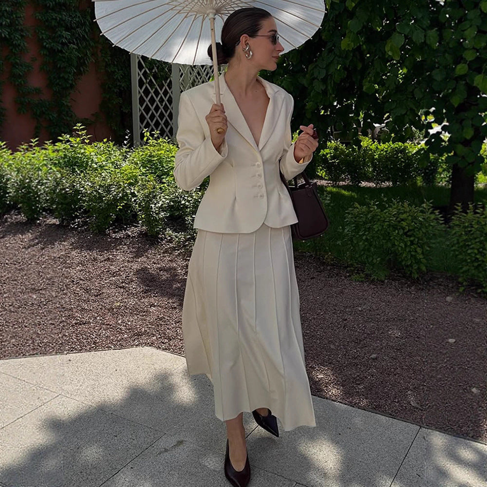 Damer elegant blazer med figursydda detaljer och fina knappaccentuer. Eva Jonsson-Eva Jonsson