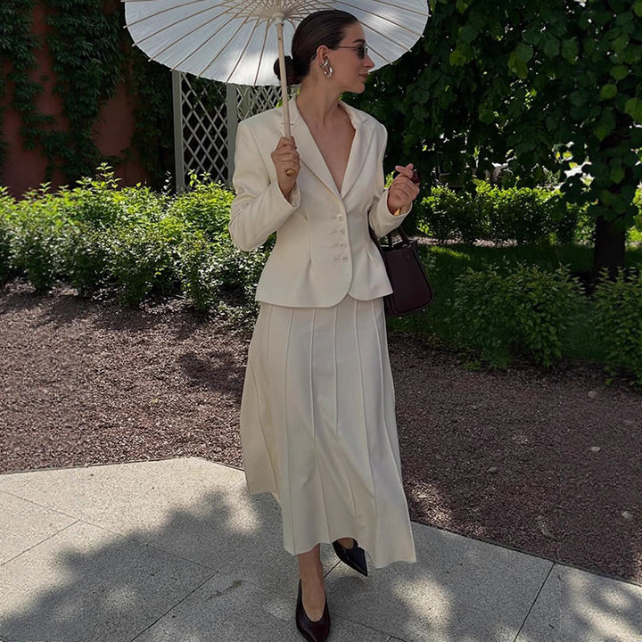 Damer elegant blazer med figursydda detaljer och fina knappaccentuer. Eva Jonsson-Eva Jonsson