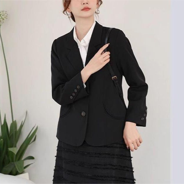 Damer elegant blazer med fina knappdetaljer och skräddarsydd silhuett Mirla-Eva Jonsson