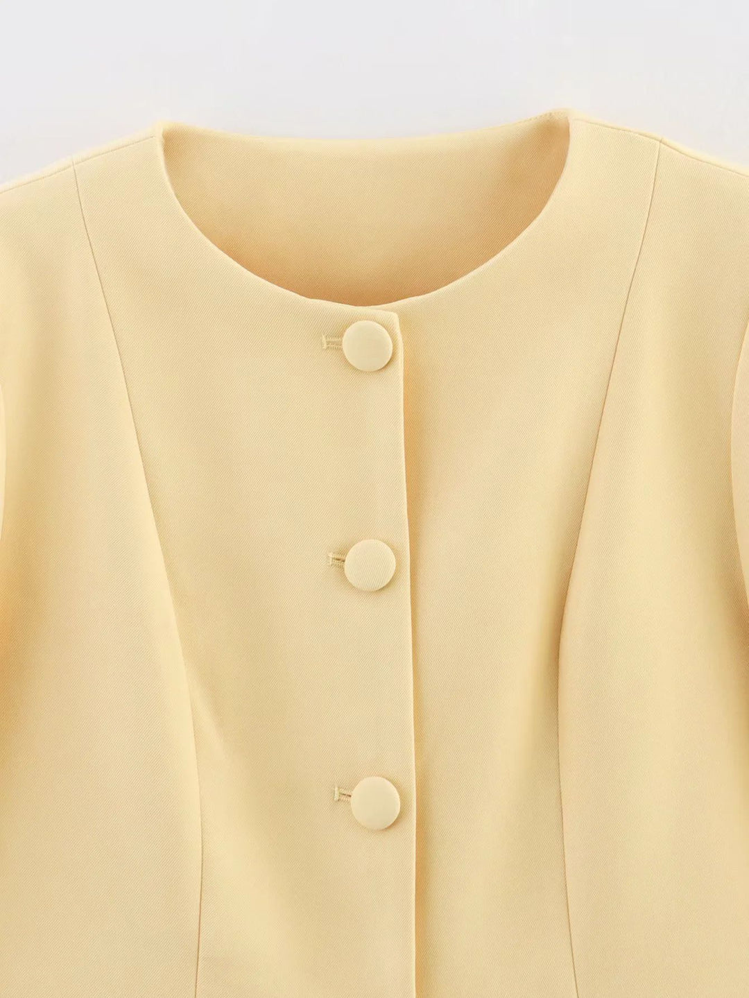 Damer elegant blazer med moderiktig skärning och dekorativa knapppdetaljer Mirla-Eva Jonsson