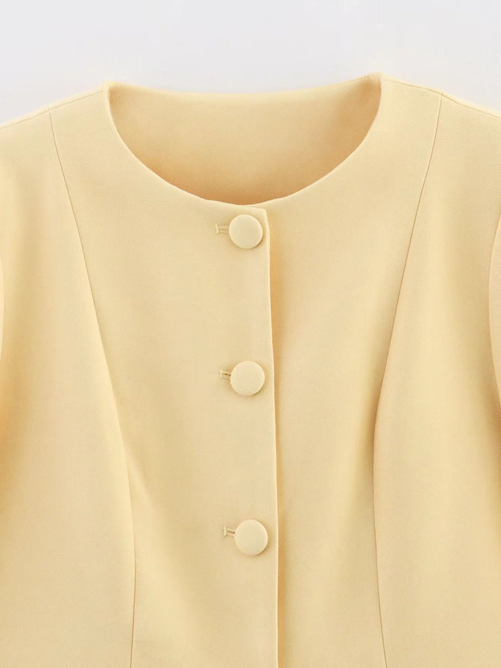 Damer elegant blazer med moderiktig skärning och dekorativa knapppdetaljer Mirla-Eva Jonsson