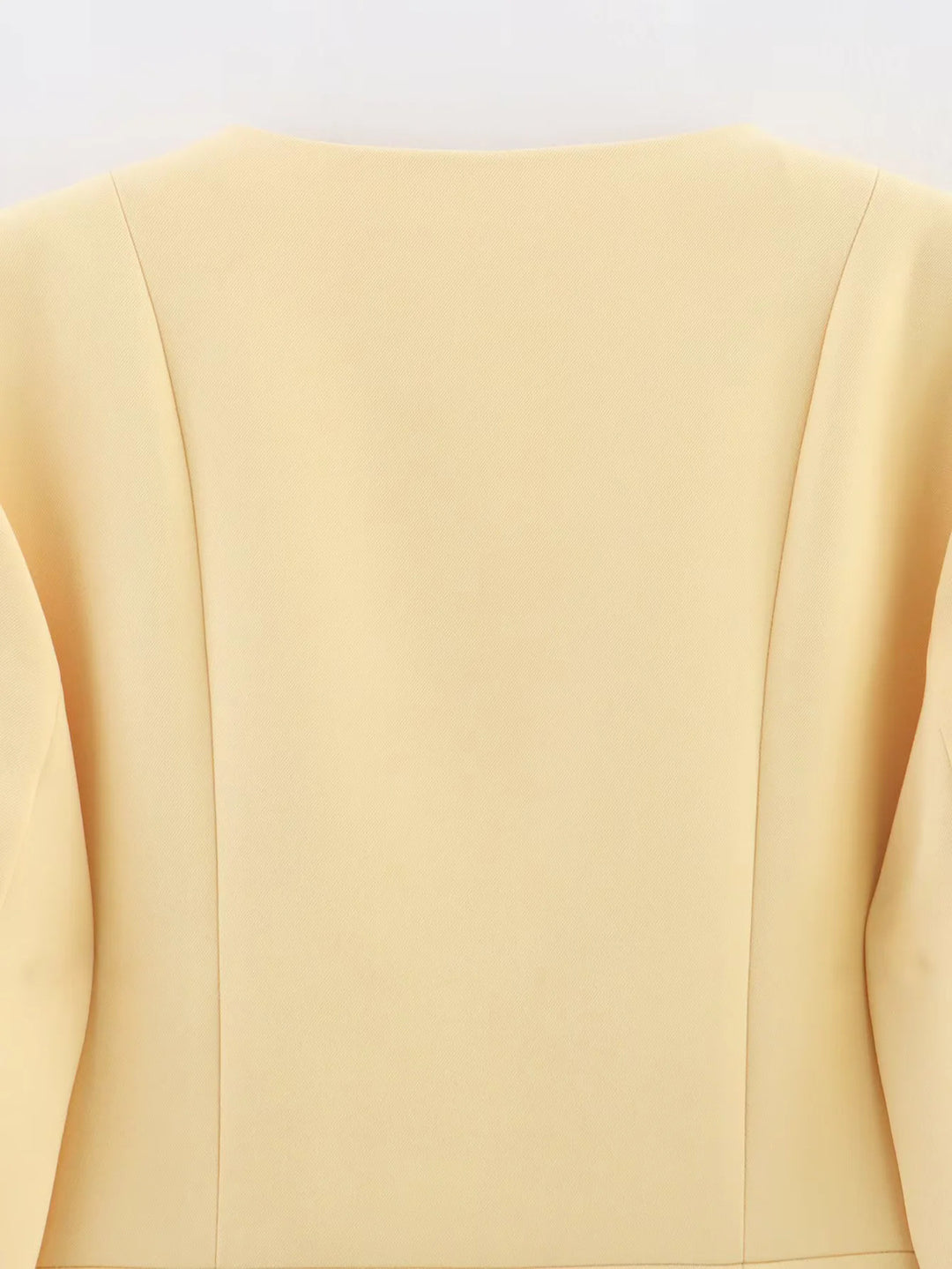 Damer elegant blazer med moderiktig skärning och dekorativa knapppdetaljer Mirla-Eva Jonsson