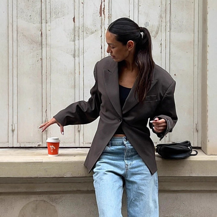 Damer elegant blazerjacka i minimalistisk design med praktiska fickor Mirla-Eva Jonsson