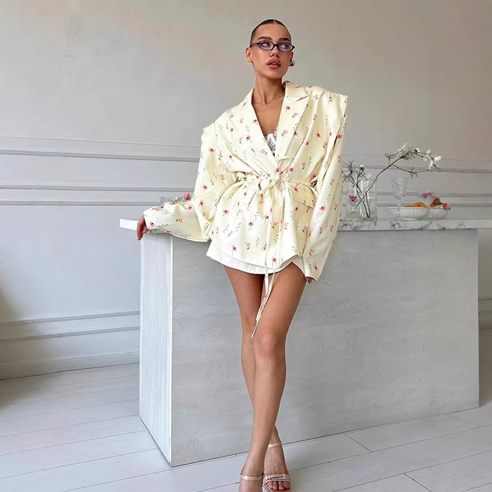 Damer elegant blazerjacka med blommönster och midjebälte Mirla-Eva Jonsson