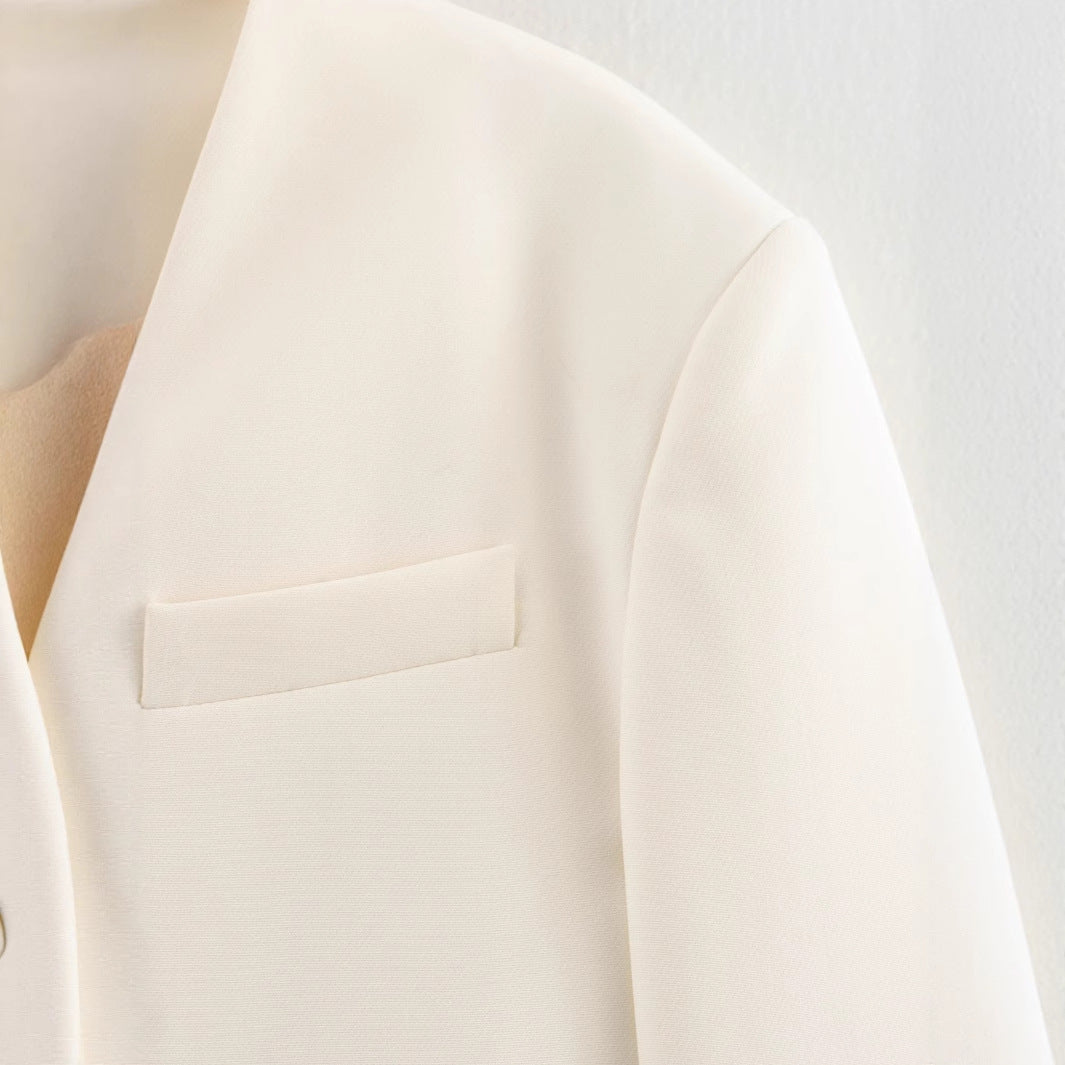 Damer elegant blazerkavaj med innovativ skärning och strukturerade detaljer Mirla-Eva Jonsson