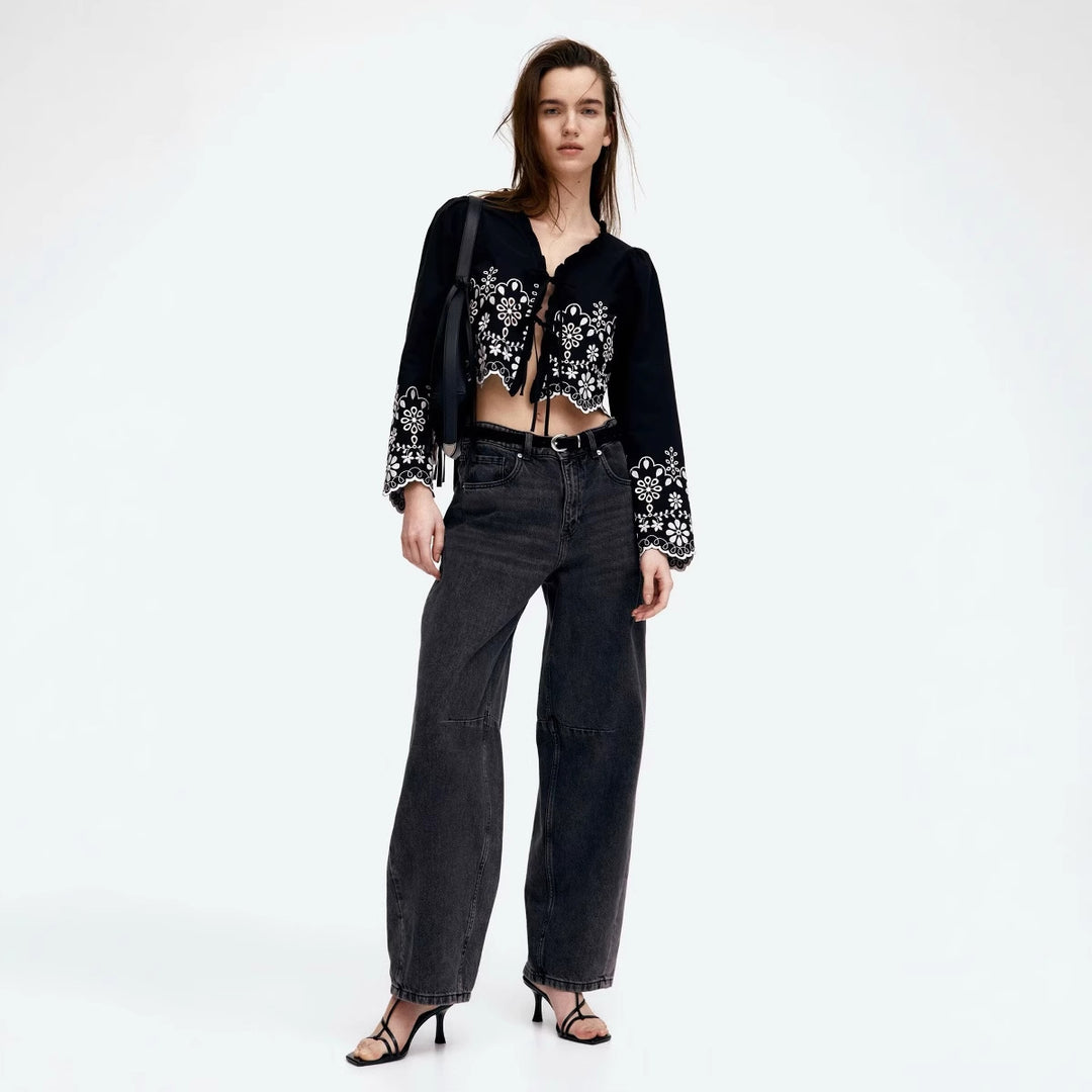 Damer elegant blus med blommiga broderier och volanger Mirla-Eva Jonsson