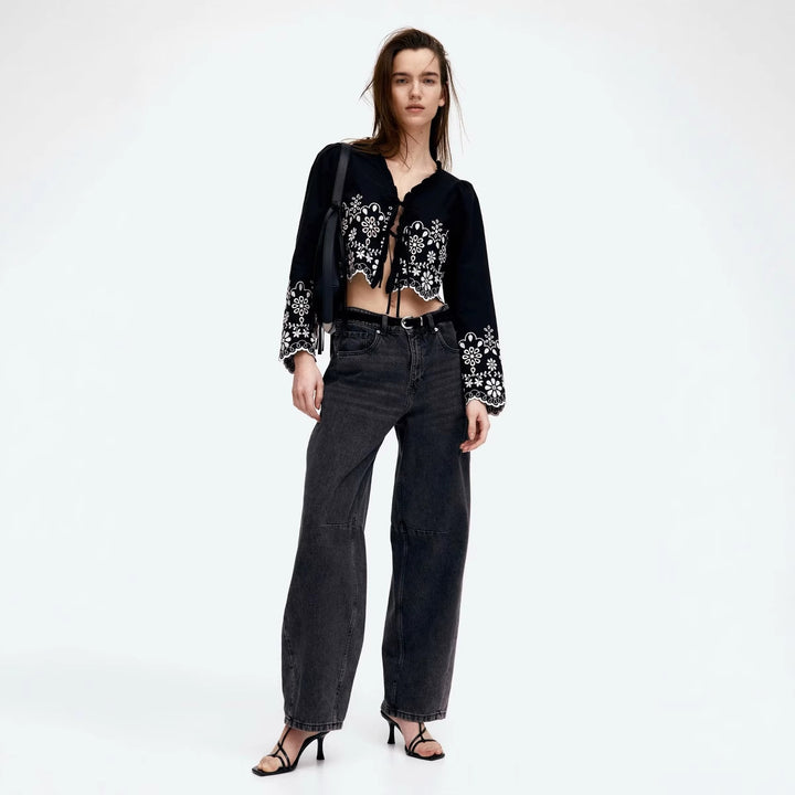 Damer elegant blus med blommiga broderier och volanger Mirla-Eva Jonsson