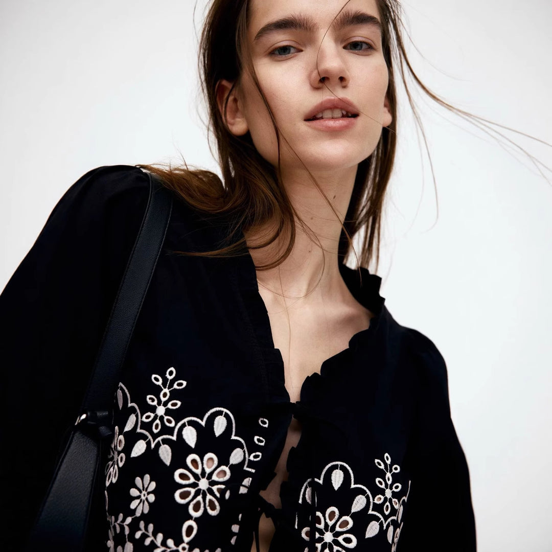 Damer elegant blus med blommiga broderier och volanger Mirla-Eva Jonsson