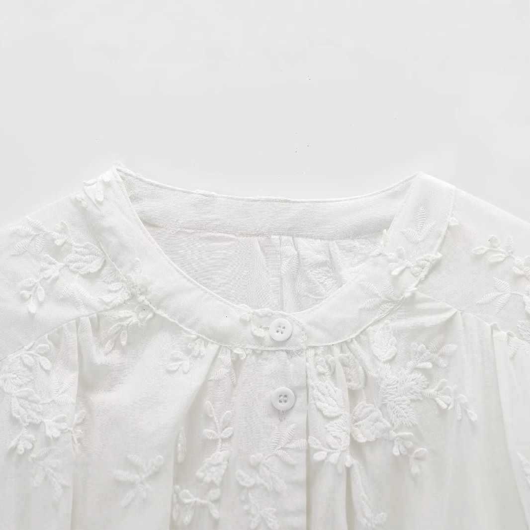 Damer elegant blus med blommigt broderidesign Mirla-Eva Jonsson