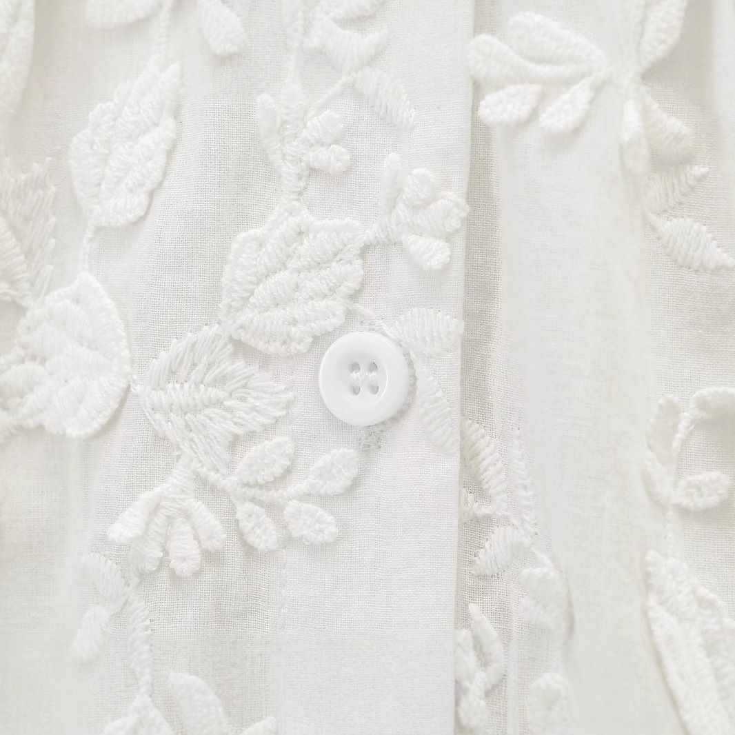 Damer elegant blus med blommigt broderidesign Mirla-Eva Jonsson