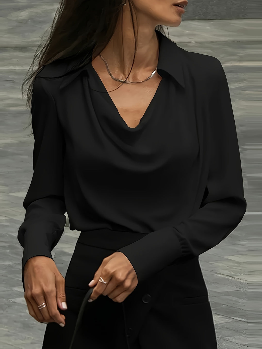 Damer elegant blus med djup kaskadurringning Mirla-Eva Jonsson