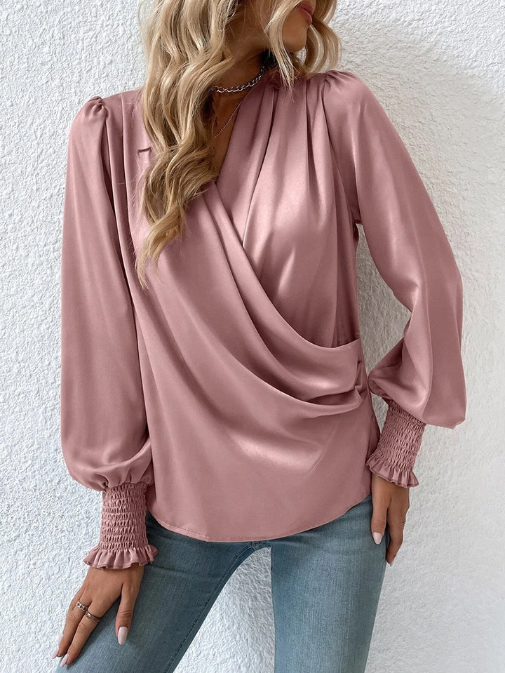 Damer elegant blus med draperad design och smala ärmar Mirla-Eva Jonsson