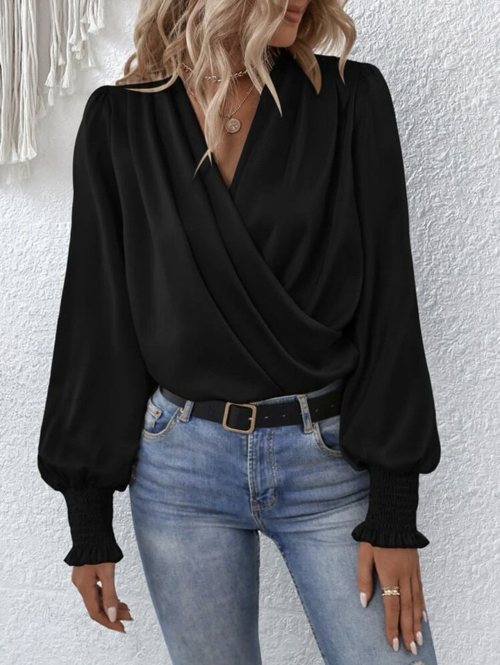 Damer elegant blus med draperad design och smala ärmar Mirla-Eva Jonsson