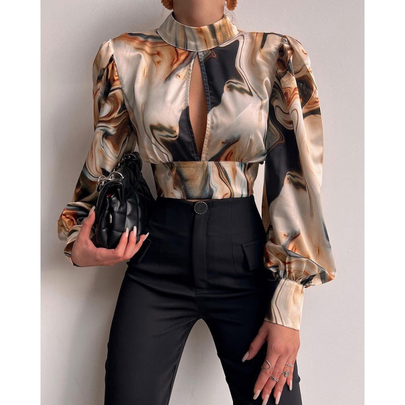Damer elegant blus med en raffinerad nyckelhålsringning och voluminösa ärmar Mirla-Eva Jonsson