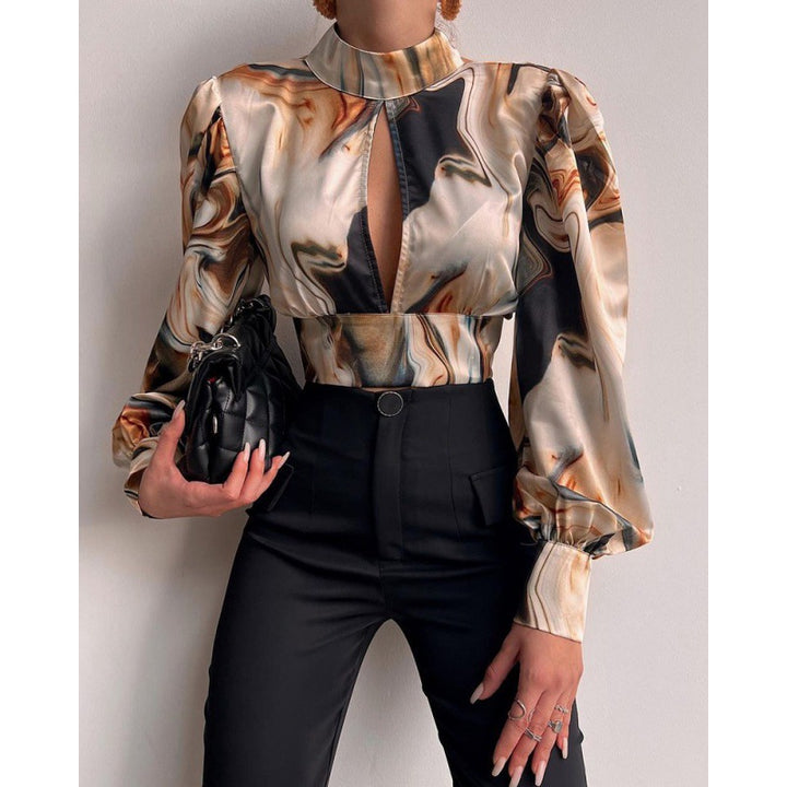 Damer elegant blus med en raffinerad nyckelhålsringning och voluminösa ärmar Mirla-Eva Jonsson