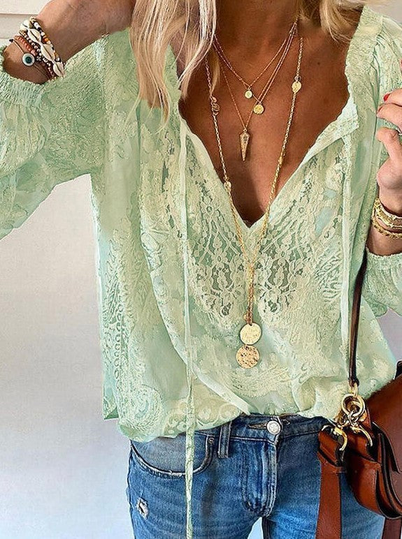 Damer elegant blus med fin spets och djup V-urringning Mirla-Eva Jonsson