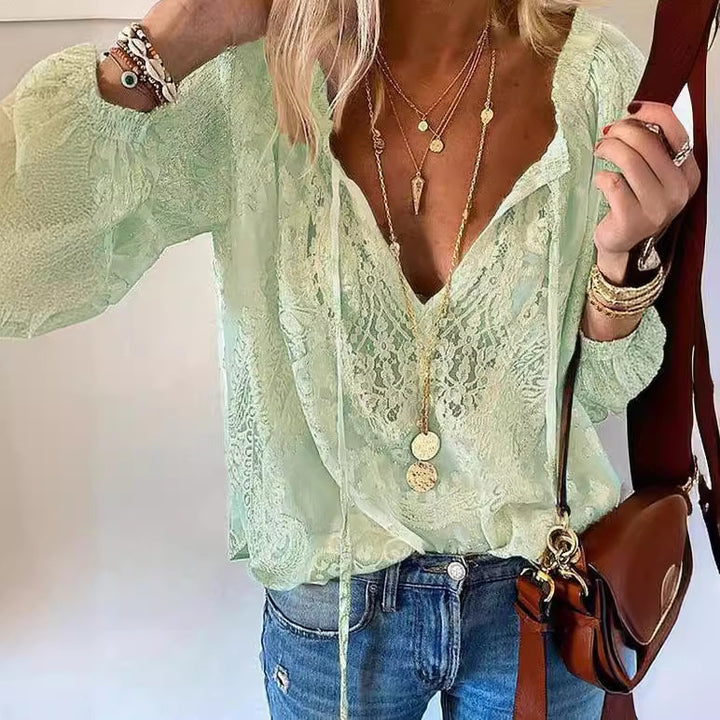 Damer elegant blus med fin spets och djup V-urringning Mirla-Eva Jonsson