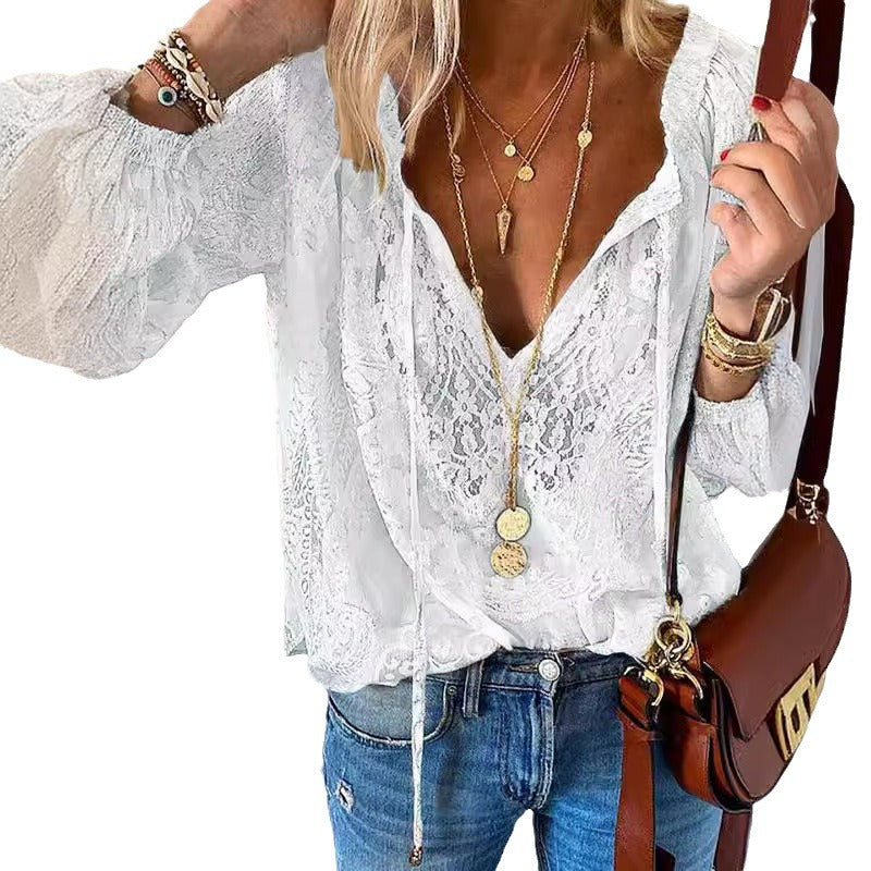 Damer elegant blus med fin spets och djup V-urringning Mirla-Eva Jonsson