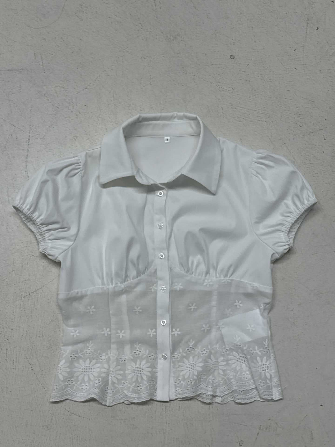 Damer elegant blus med florala broderier och puffärmar Mirla-Eva Jonsson