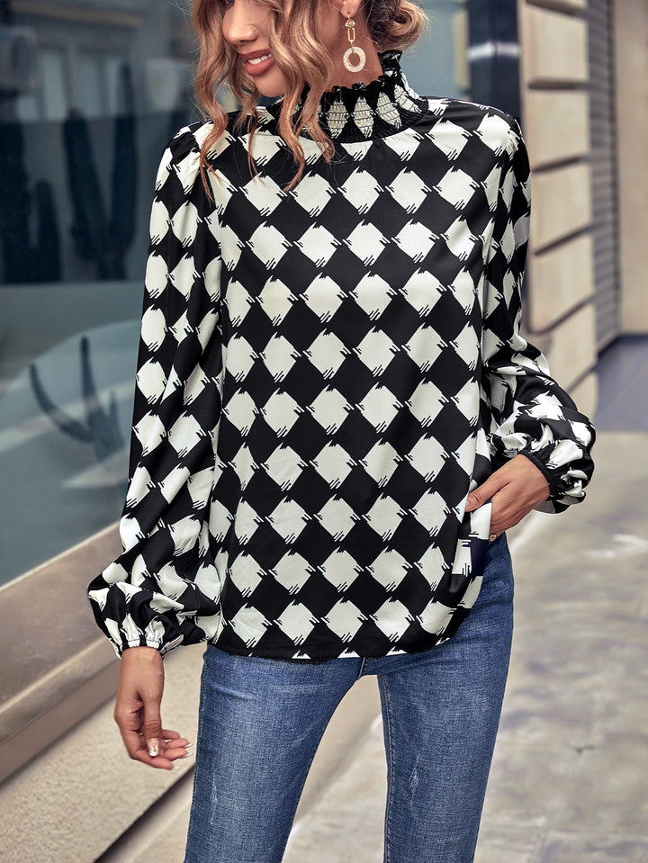 Damer elegant blus med hög halsringning och grafiskt mönster Mirla-Eva Jonsson
