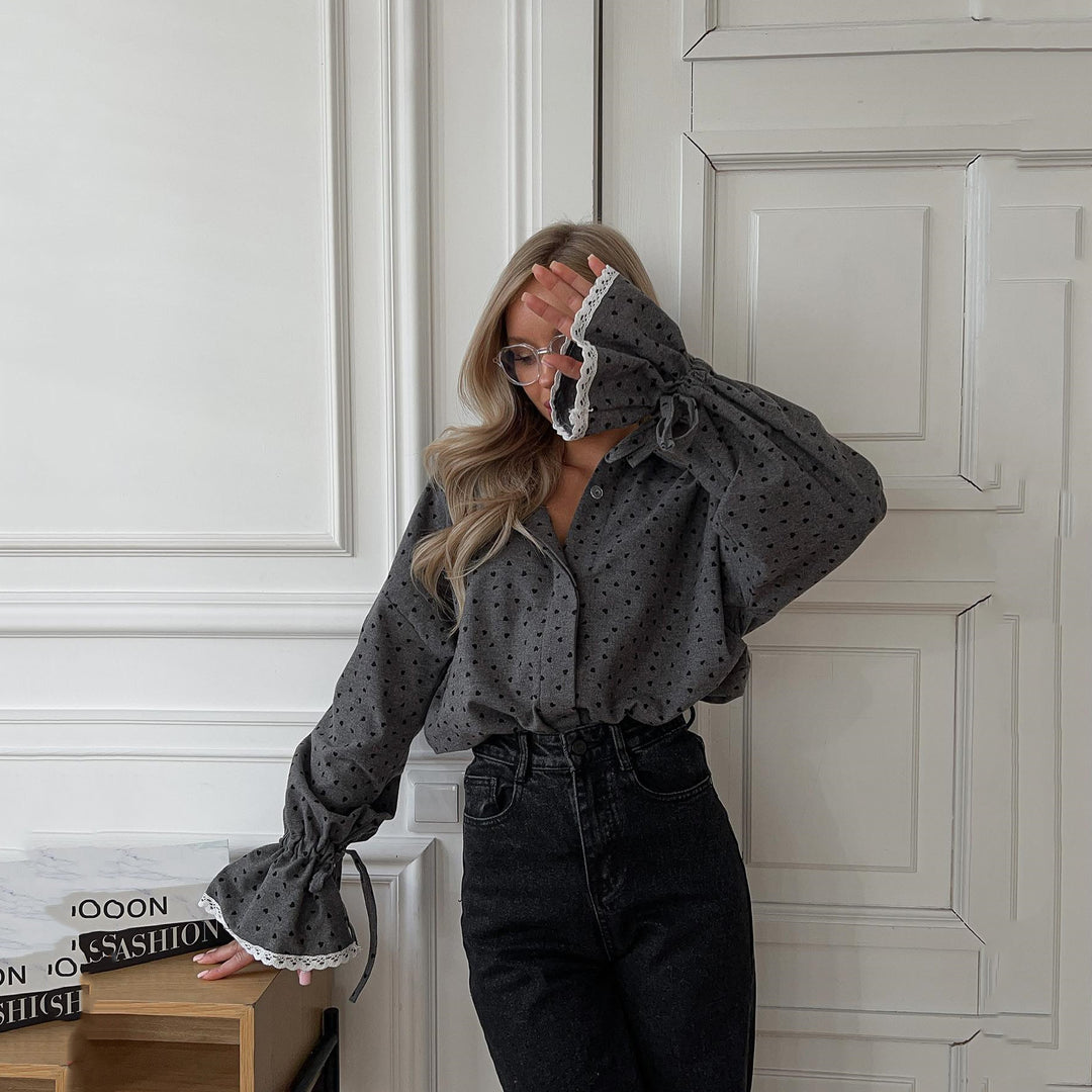 Damer elegant blus med kärleksfullt hjärt-mönster och volangdetaljer Mirla-Eva Jonsson