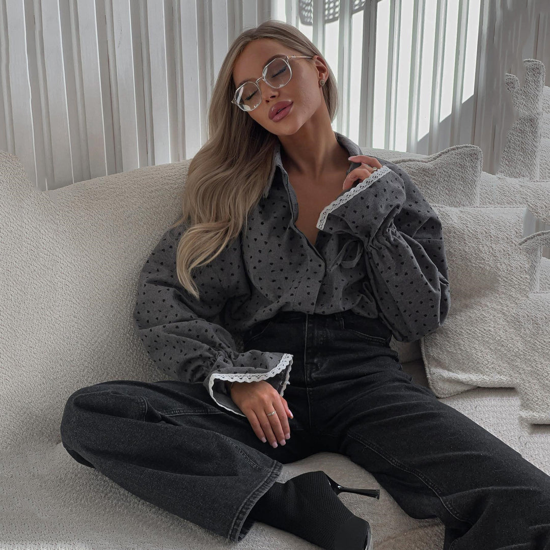 Damer elegant blus med kärleksfullt hjärt-mönster och volangdetaljer Mirla-Eva Jonsson