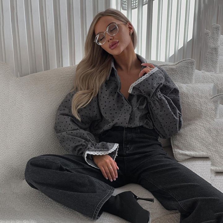 Damer elegant blus med kärleksfullt hjärt-mönster och volangdetaljer Mirla-Eva Jonsson