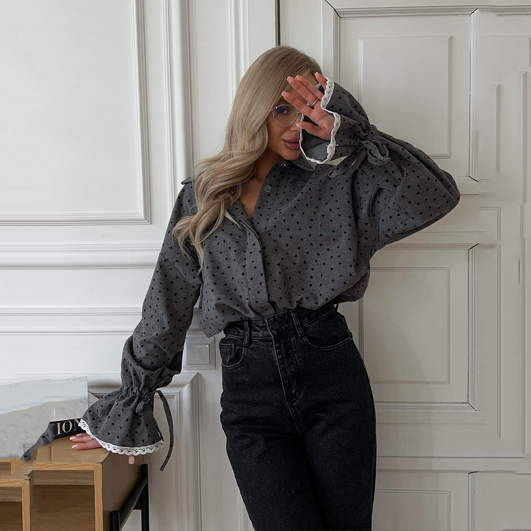 Damer elegant blus med kärleksfullt hjärt-mönster och volangdetaljer Mirla-Eva Jonsson