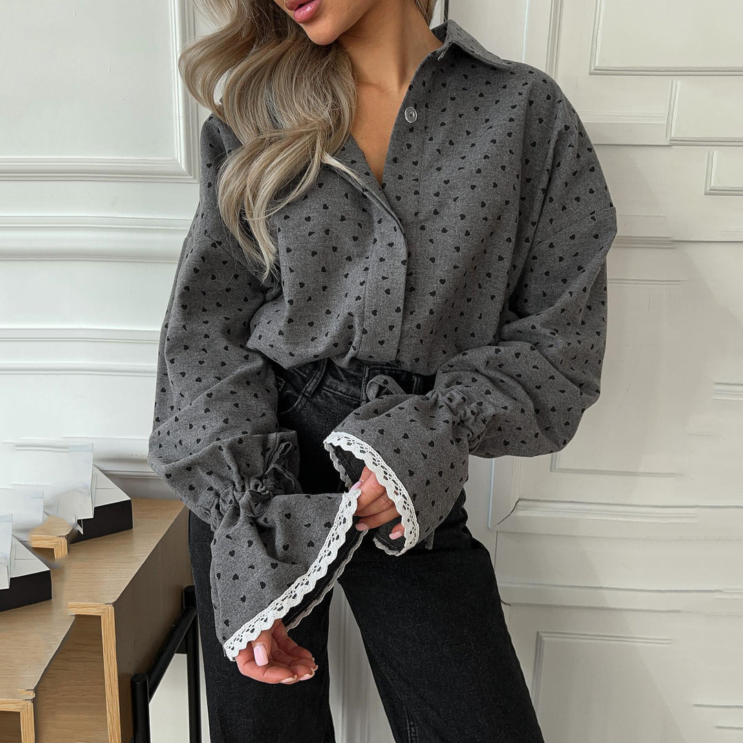 Damer elegant blus med kärleksfullt hjärt-mönster och volangdetaljer Mirla-Eva Jonsson