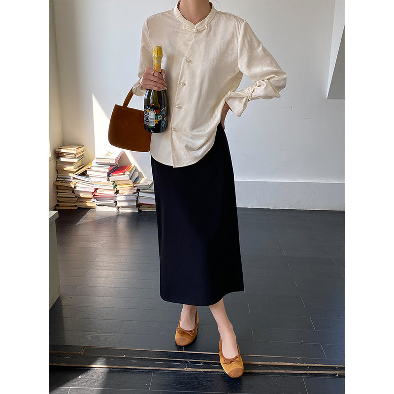 Damer elegant blus med knapppdetaljer och extravagant krage Mirla-Eva Jonsson