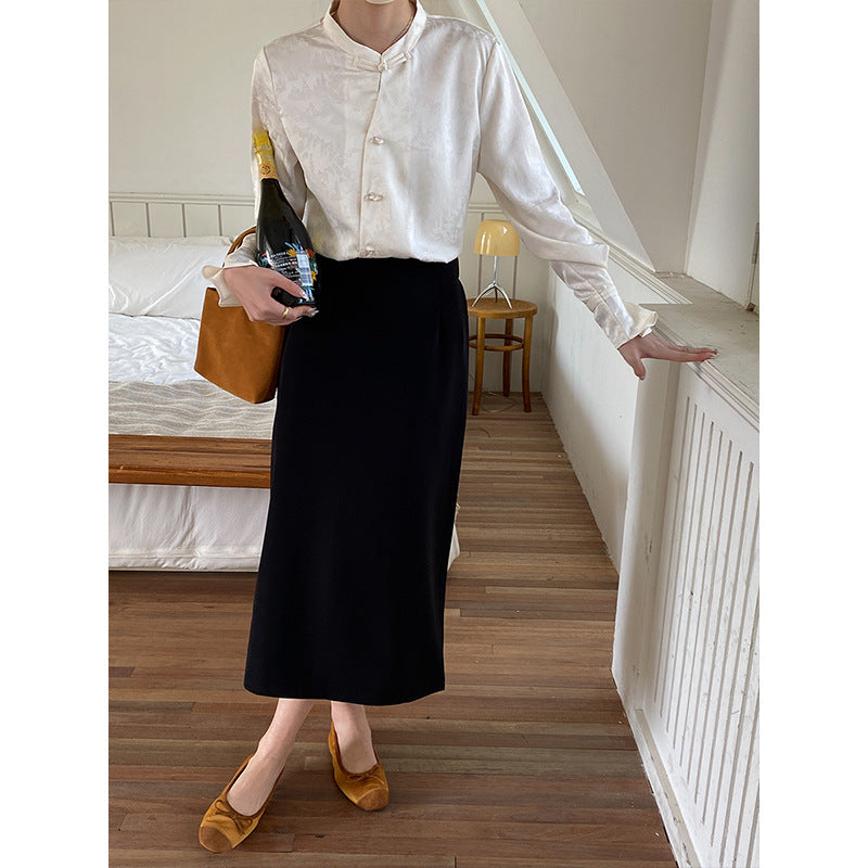 Damer elegant blus med knapppdetaljer och extravagant krage Mirla-Eva Jonsson