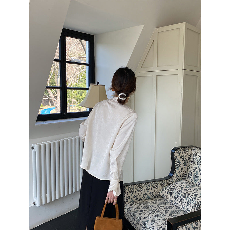 Damer elegant blus med knapppdetaljer och extravagant krage Mirla-Eva Jonsson