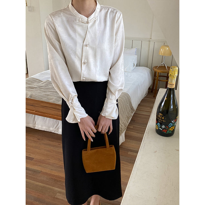 Damer elegant blus med knapppdetaljer och extravagant krage Mirla-Eva Jonsson