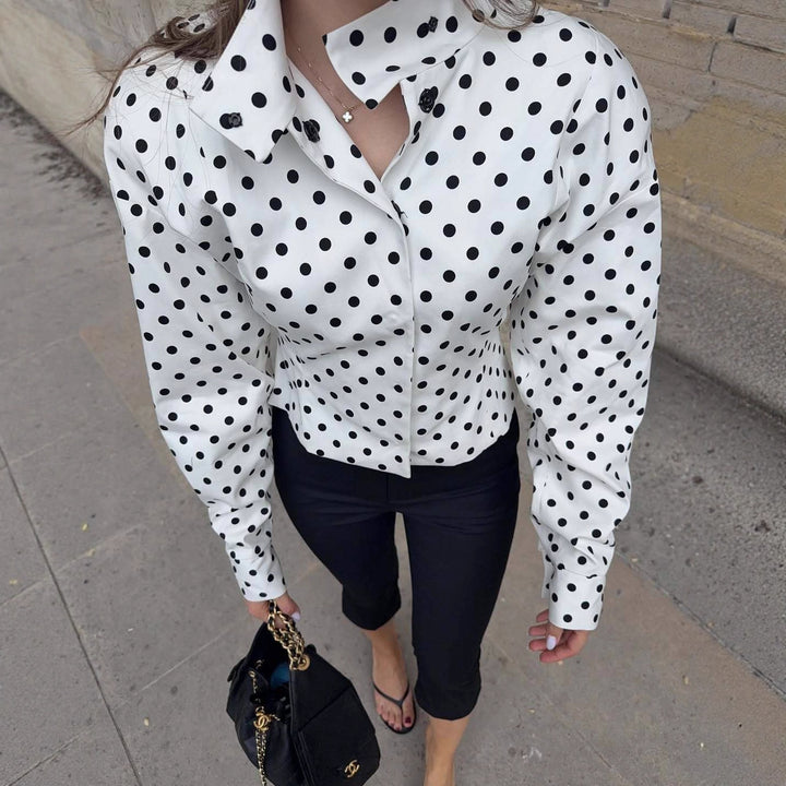 Damer elegant blus med moderna prickar Mirla-Eva Jonsson