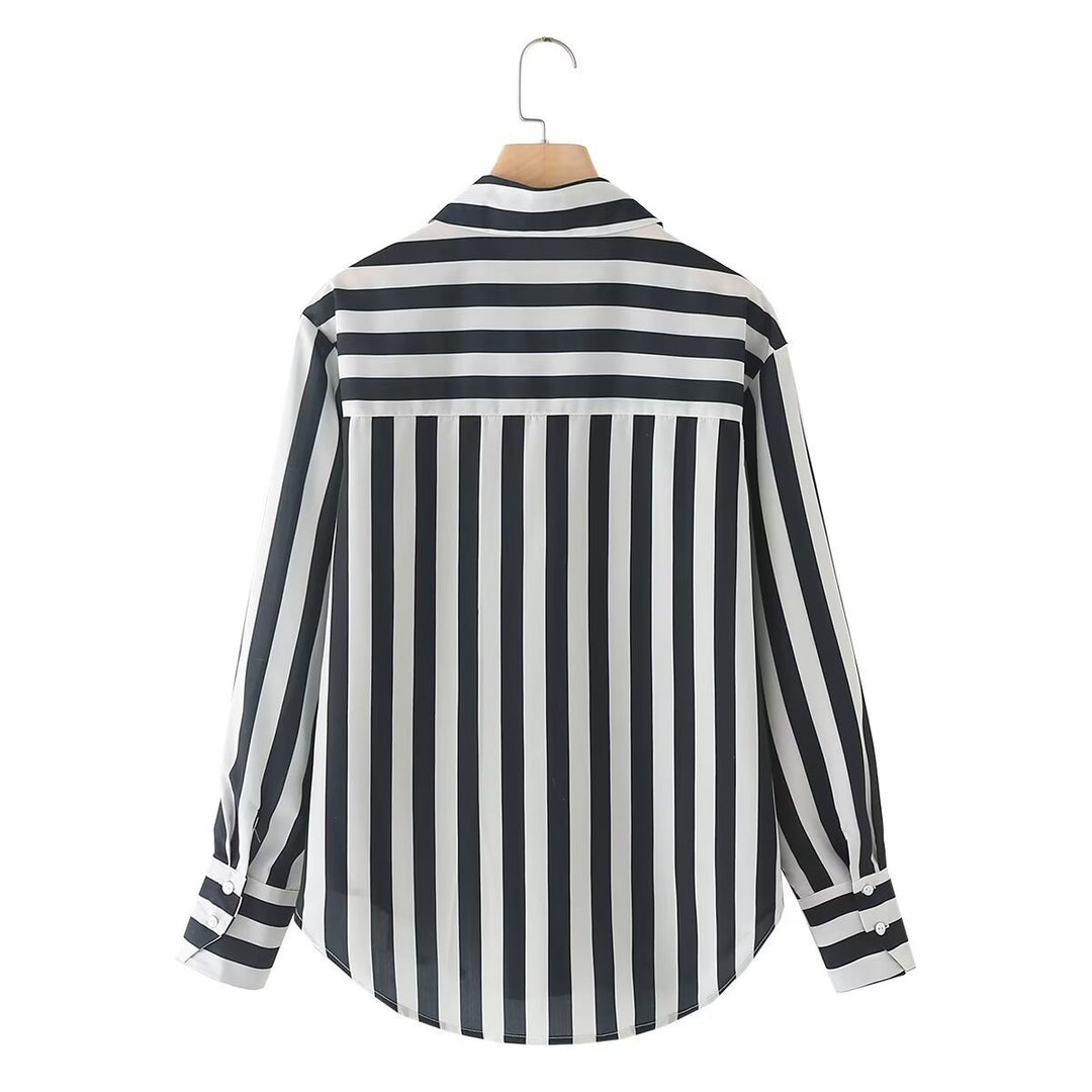 Damer elegant blus med modernt randmönster och klassisk krage Mirla-Eva Jonsson