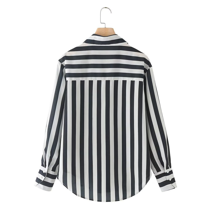 Damer elegant blus med modernt randmönster och klassisk krage Mirla-Eva Jonsson