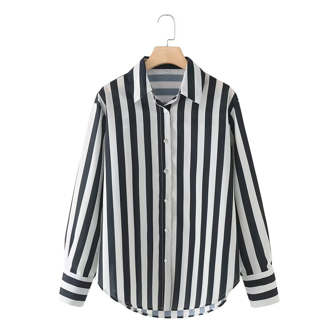 Damer elegant blus med modernt randmönster och klassisk krage Mirla-Eva Jonsson