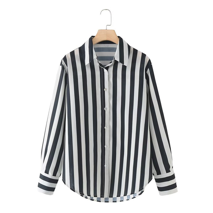 Damer elegant blus med modernt randmönster och klassisk krage Mirla-Eva Jonsson