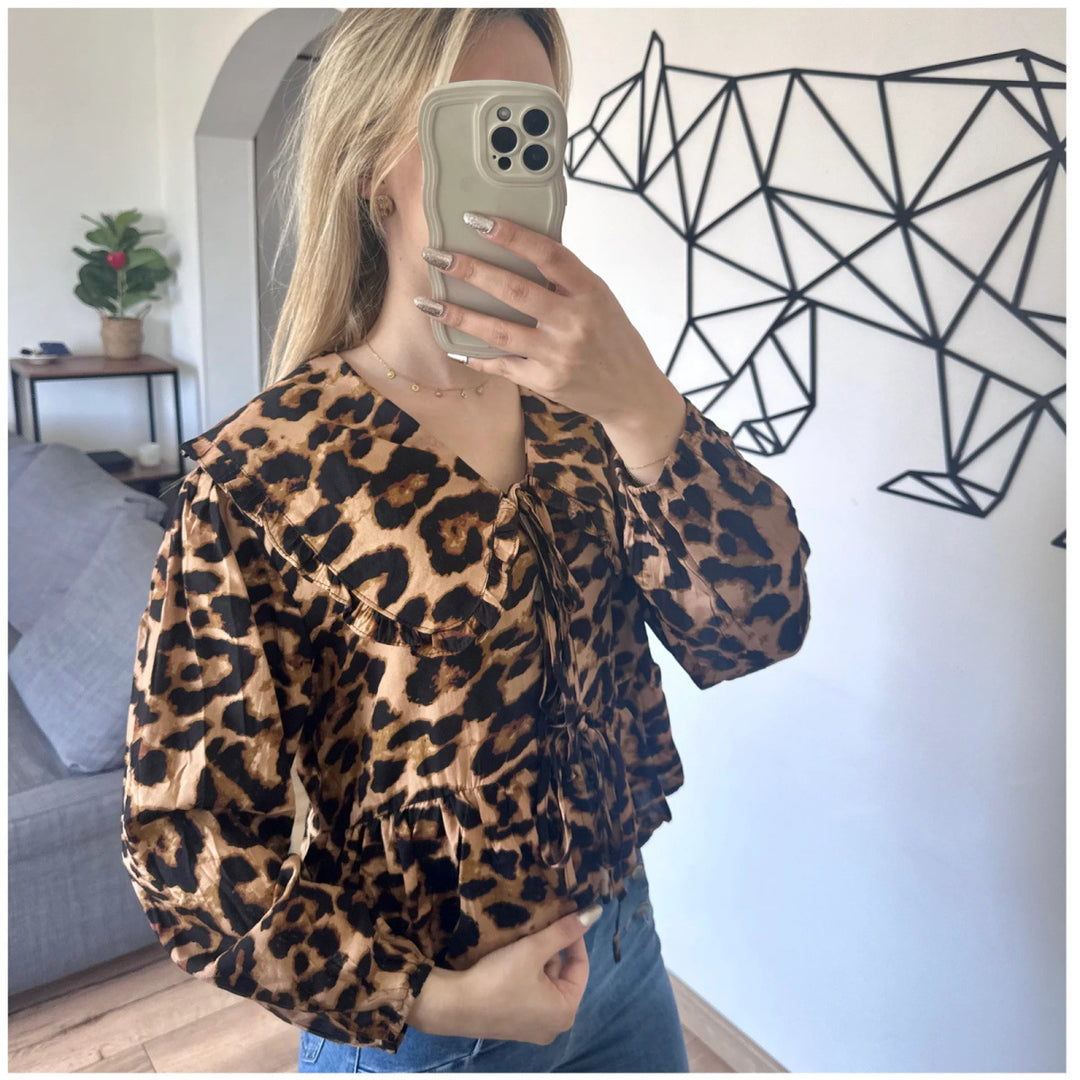 Damer elegant blus med ruffled krage och leopardmönster Mirla-Eva Jonsson