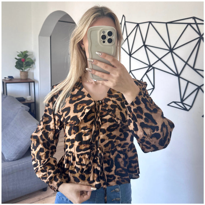 Damer elegant blus med ruffled krage och leopardmönster Mirla-Eva Jonsson