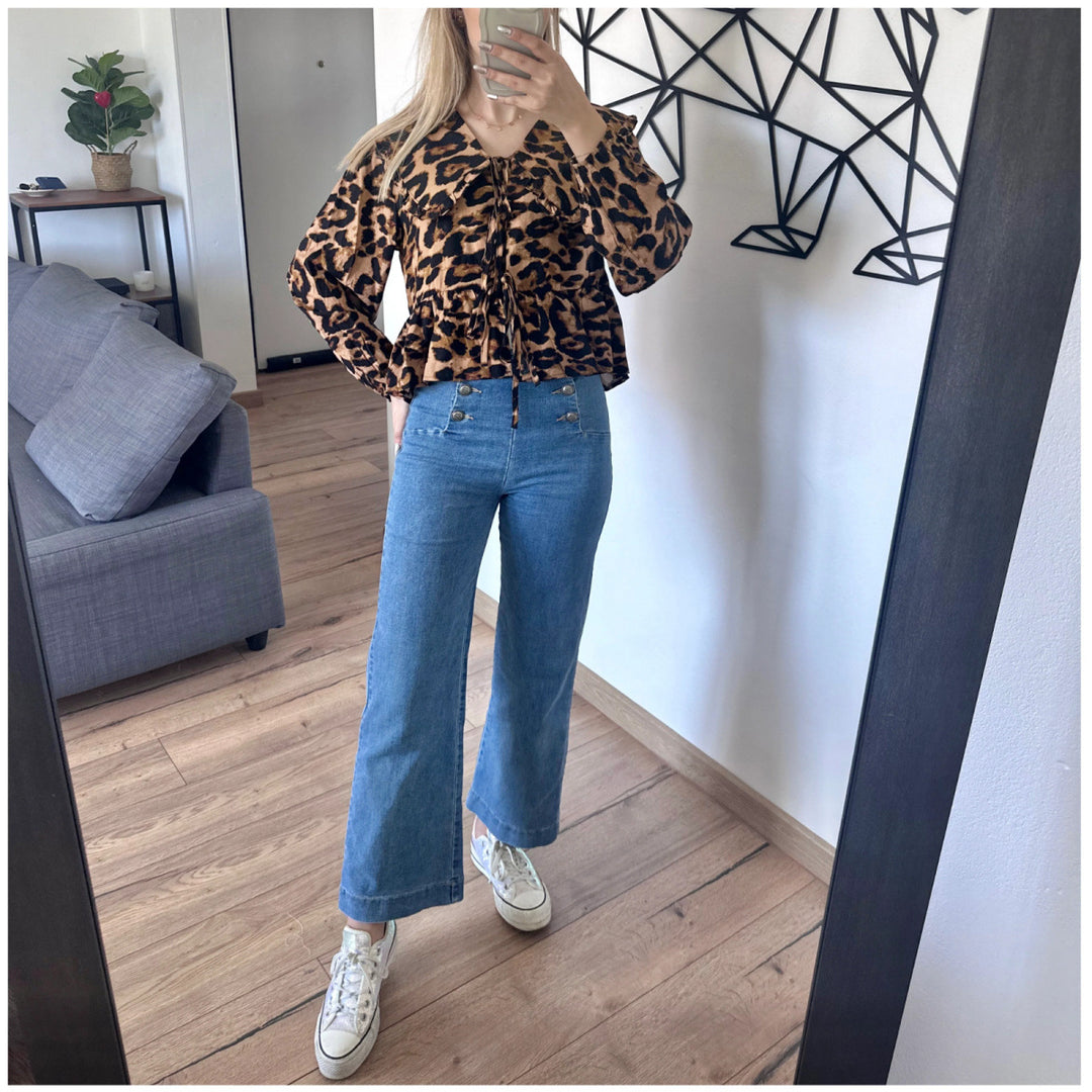 Damer elegant blus med ruffled krage och leopardmönster Mirla-Eva Jonsson