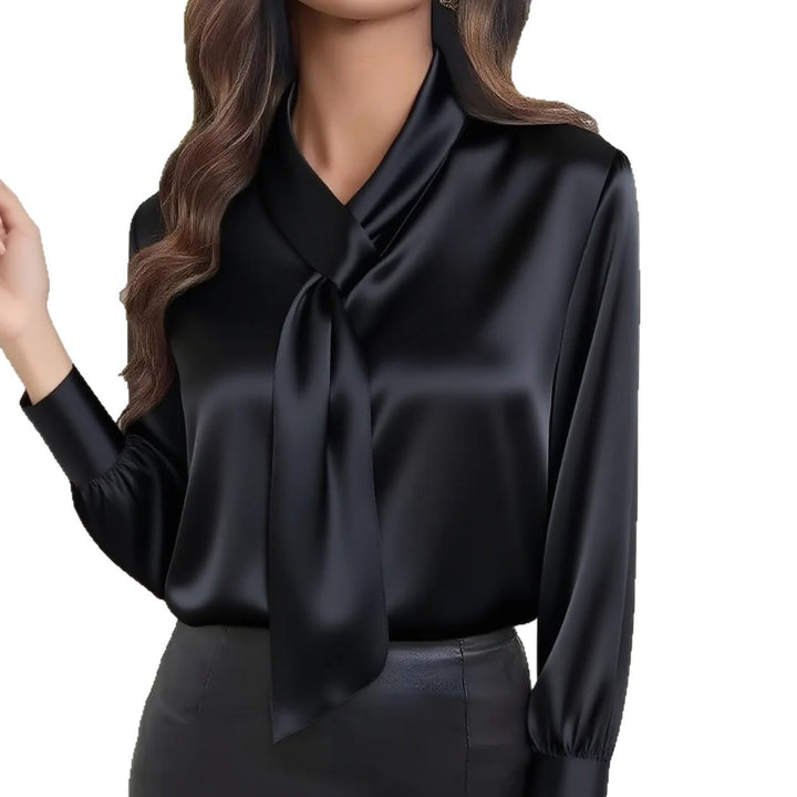 Damer elegant blus med slipskrage och slät satinfinish Mirla-Eva Jonsson