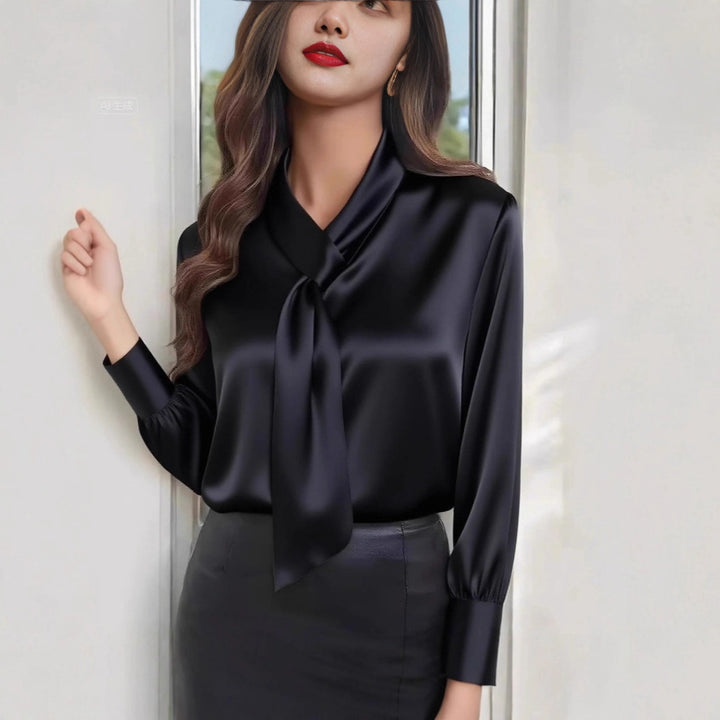 Damer elegant blus med slipskrage och slät satinfinish Mirla-Eva Jonsson