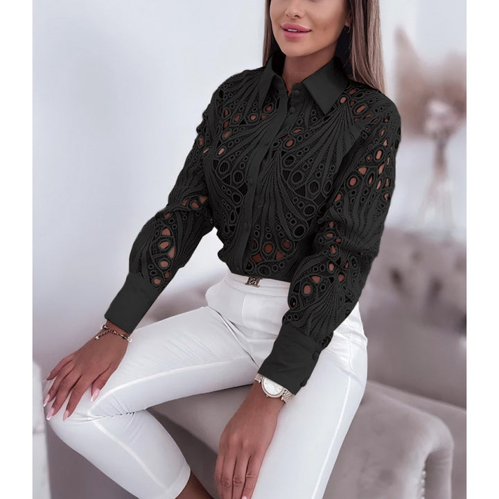 Damer elegant blus med unik cut-out design Mirla-Eva Jonsson
