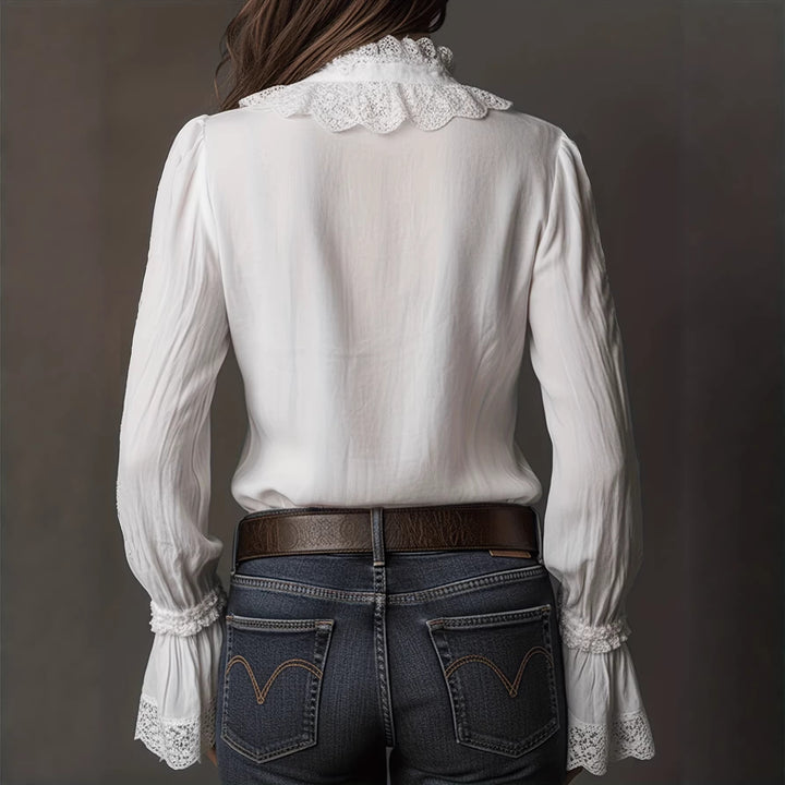 Damer elegant blus med volangdetaljer och spetsbesättning Mirla-Eva Jonsson