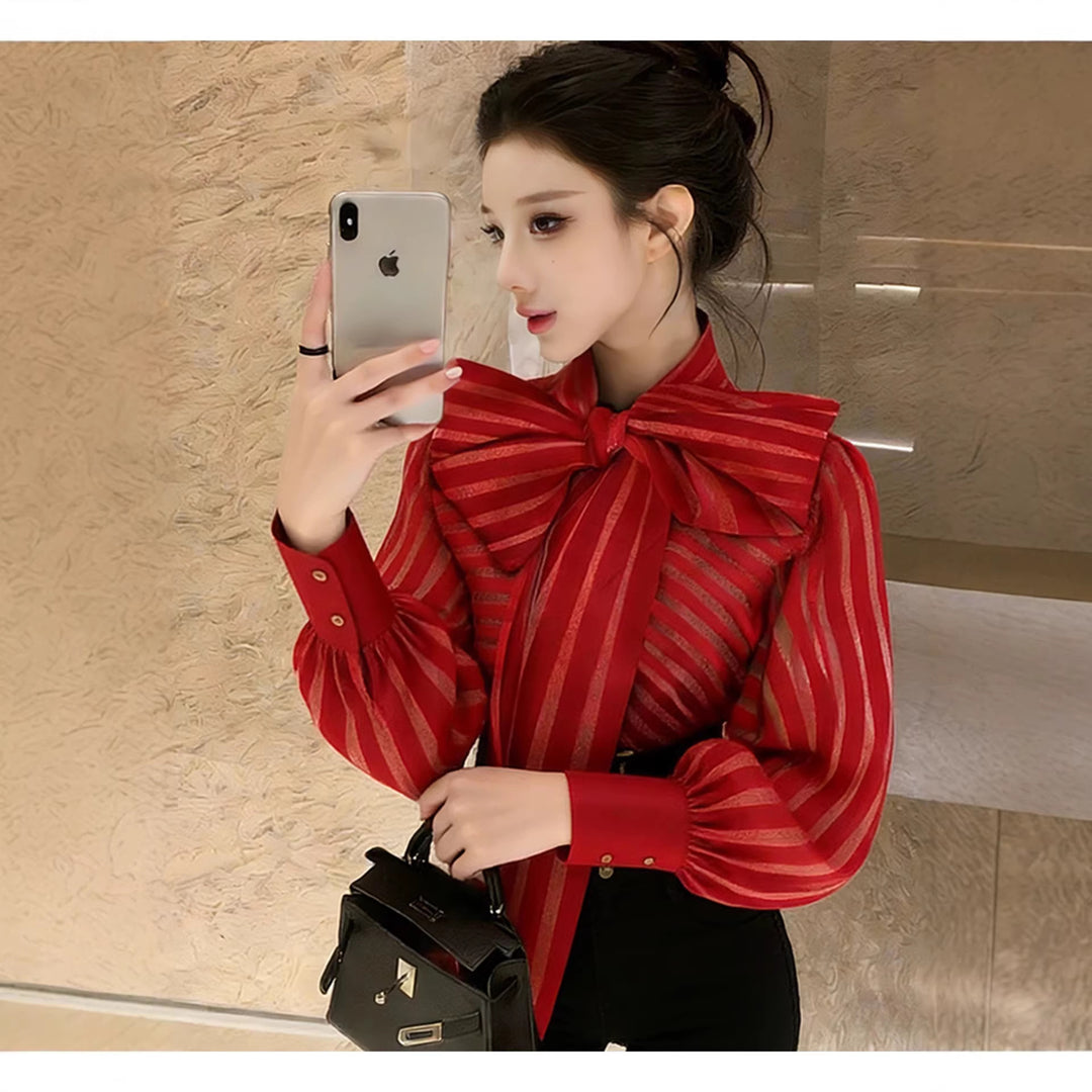Damer elegant blus med voluminös slokrag och trendigt randmönster Mirla-Eva Jonsson