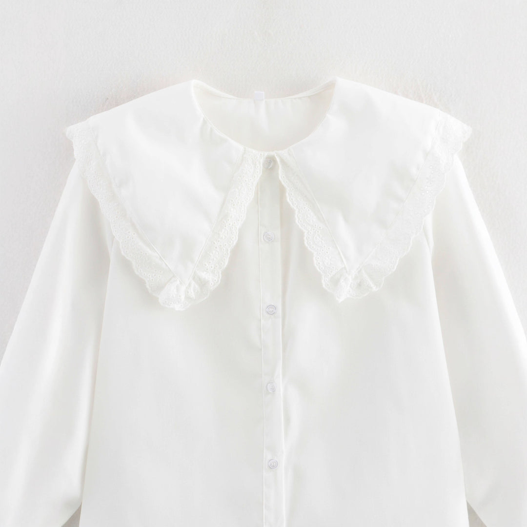 Damer elegant blus med voluminösa ärmar och dekorativt spetsdetalj Mirla-Eva Jonsson