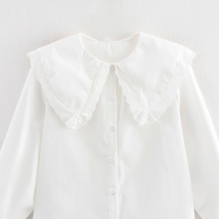 Damer elegant blus med voluminösa ärmar och dekorativt spetsdetalj Mirla-Eva Jonsson