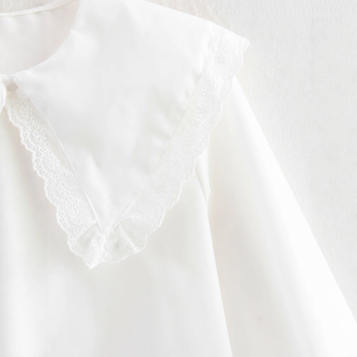 Damer elegant blus med voluminösa ärmar och dekorativt spetsdetalj Mirla-Eva Jonsson