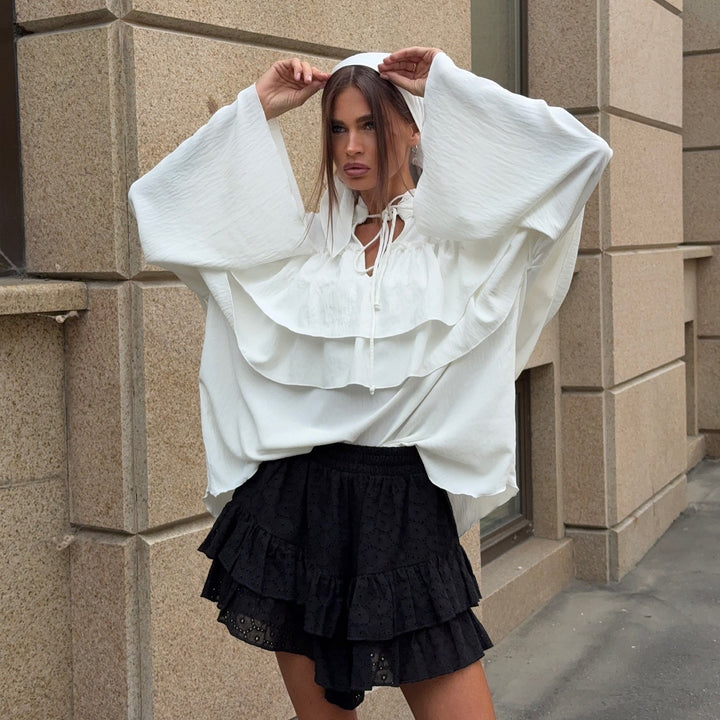 Damer elegant blus med voluminösa volangdetaljer Mirla-Eva Jonsson